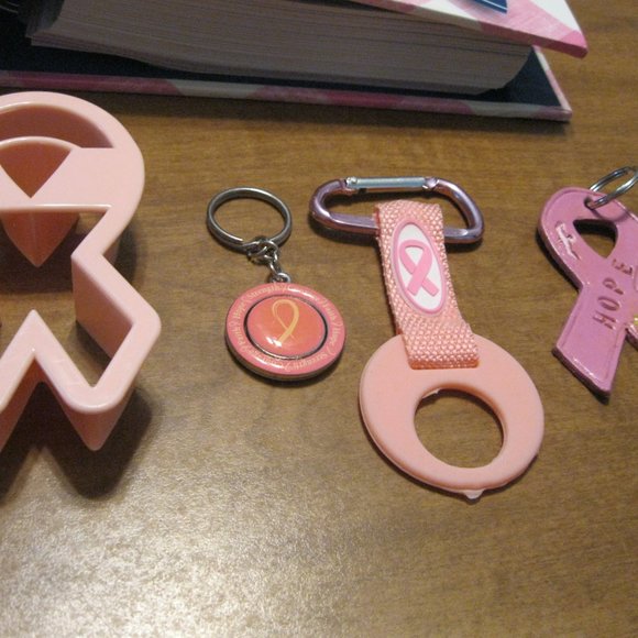 5 Items Lot -- Better Homes PINK Cookbook & 3 Key chains + 1 Cookie cutter C Pic - Picture 9 of 11